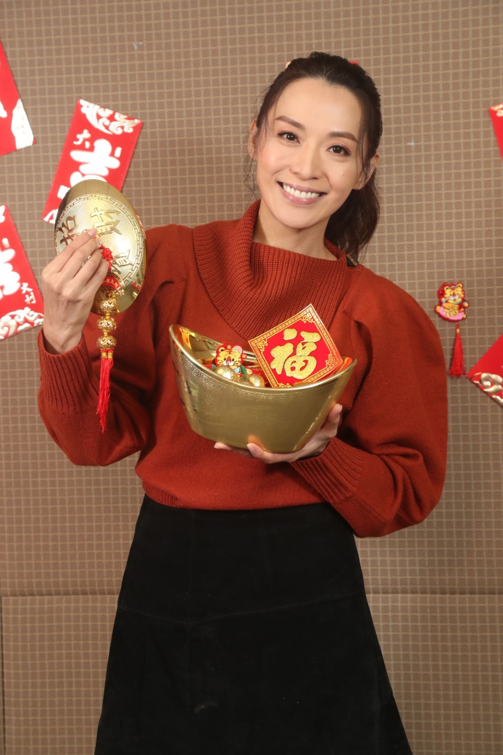 煒哥骨子裏有着傳統的女性美,過年必定做足習俗。