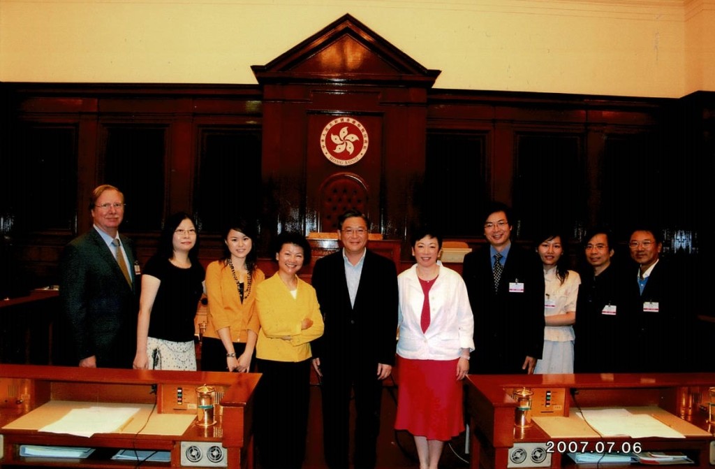 2007年，带领总商会会员参观旧立会。林健锋议办提供