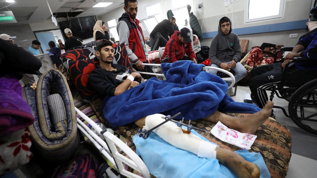 領取物資的巴勒斯坦人遇襲，傷者在希法醫院接受治療。 路透社