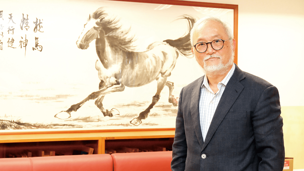 「我們的成功在於堅持。」惲福龍校長深信教育在乎陪伴;背後的奔馬水墨畫,正好映襯出他誓不放棄任何一位學生的決心。 「我們的成功在於堅持。」惲福龍校長深信教育在乎陪伴;背後的奔馬水墨畫,正好映襯出他誓不放棄任何一位學生的決心。
