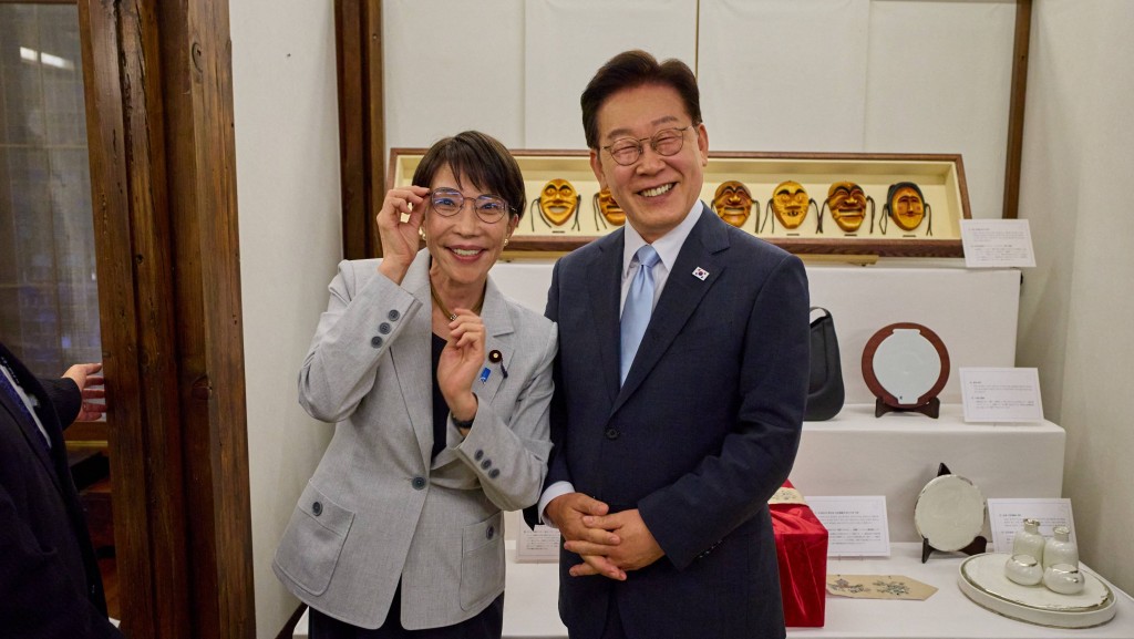 5月19日，日本首相高市早苗在韓國安東與韓國總統李在明合影，照片中她戴著總統贈送的眼鏡。青瓦台