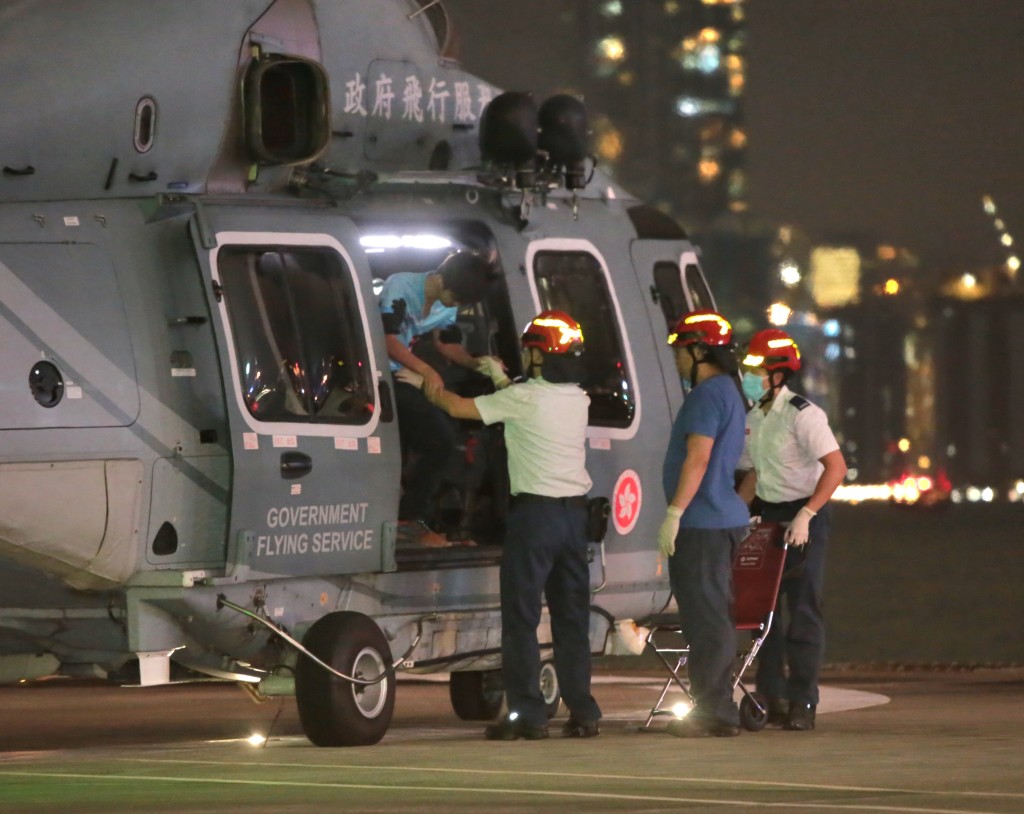 男事主由直升機送往灣仔直升機坪後，再由救護車送院治理。