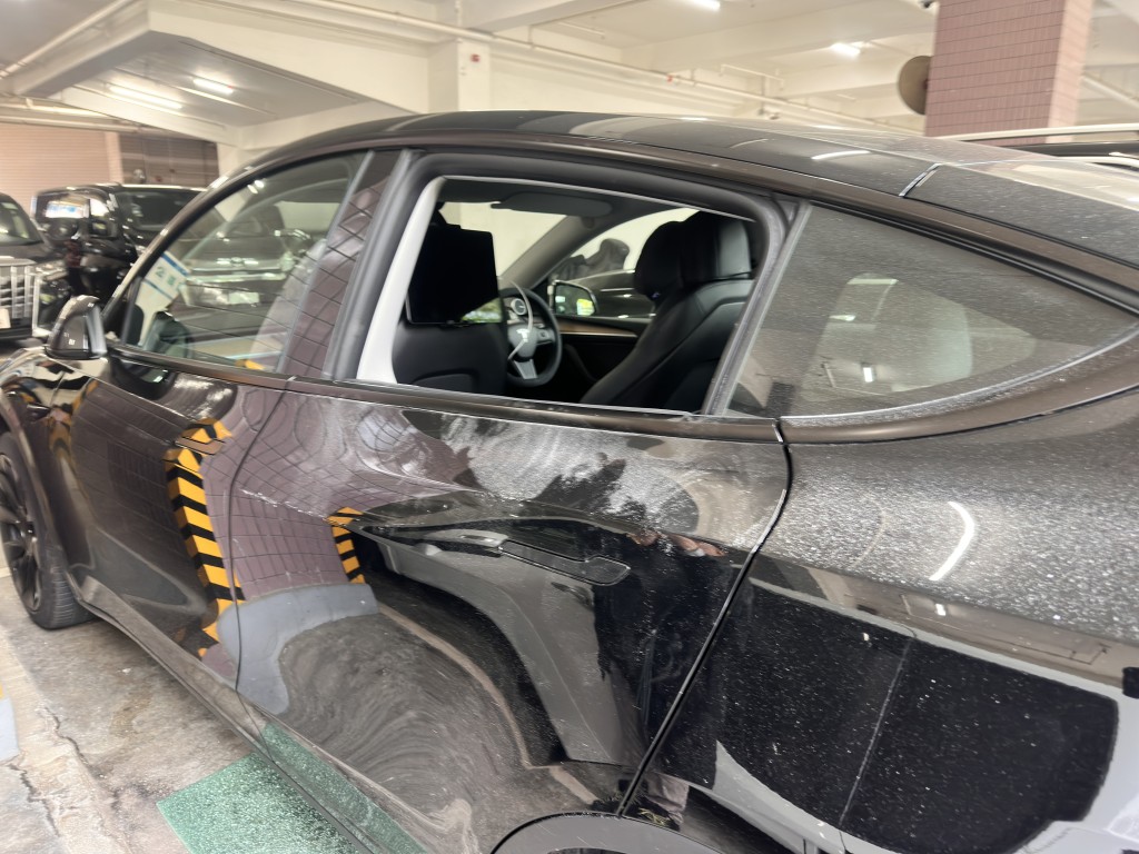 贼人砸爆Tesla车窗盗窃。梁国峰摄
