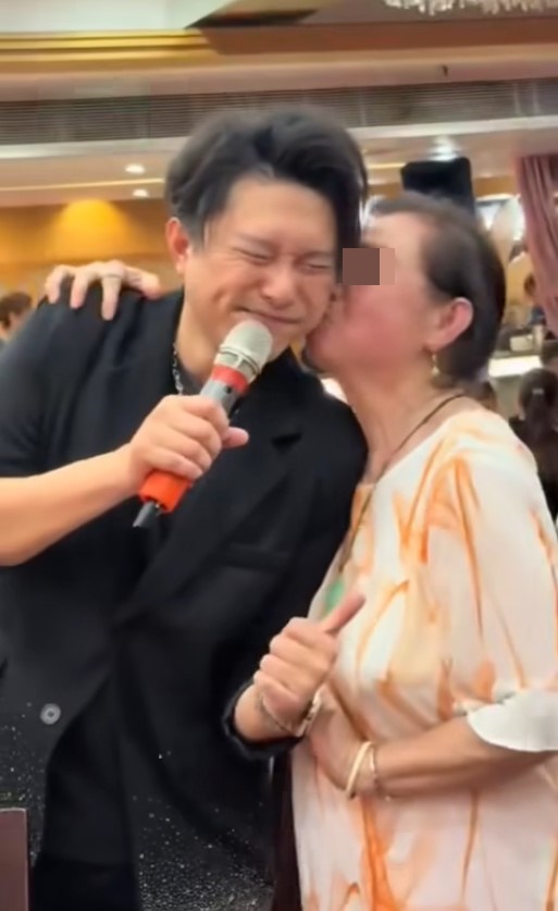 熱情女士之後三度錫禢振華面頰。 熱情女士之後三度錫禢振華面頰。