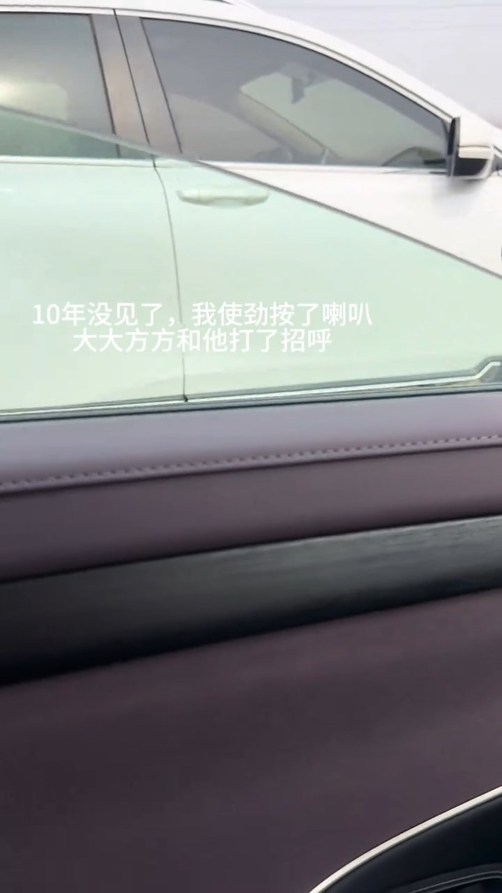 網民分享在堵車的公路上，重遇十年未見的初戀對象。抖音@湯丸媽媽少女心