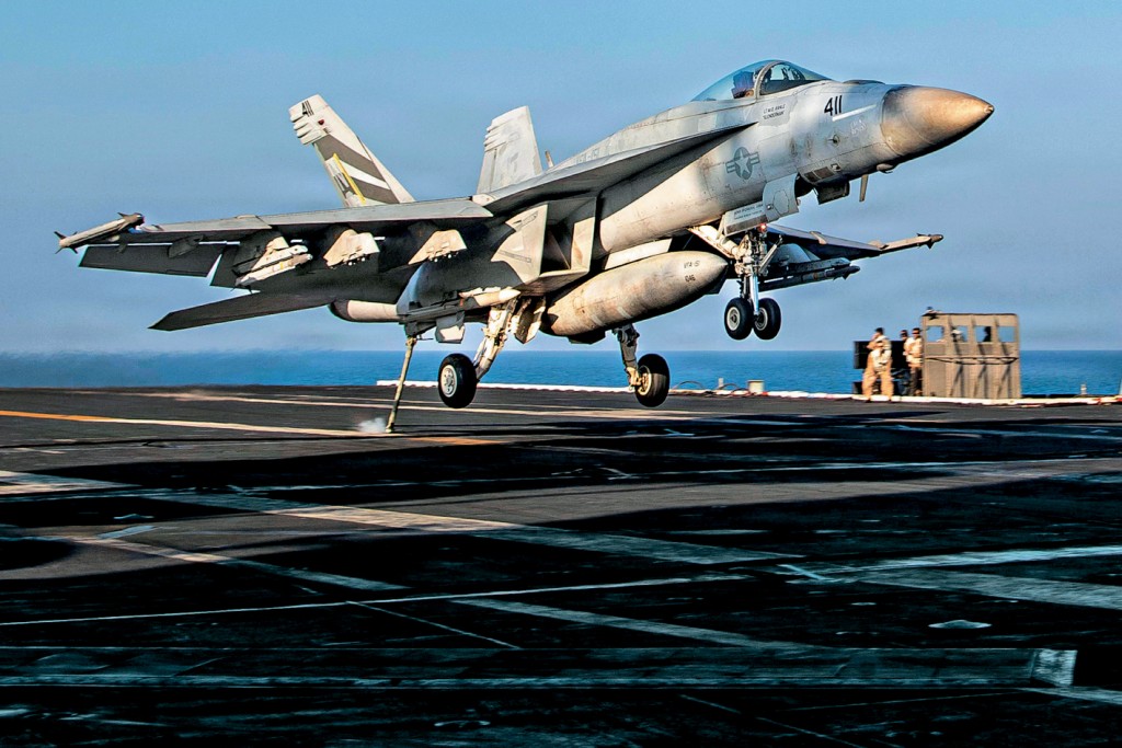 一架F/A-18E「超级大黄蜂」战机降落「林肯号」航空母舰的甲板。