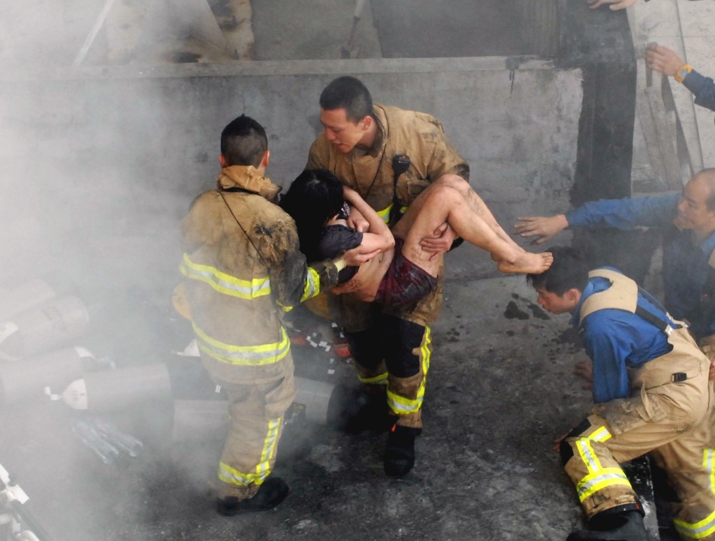 消防救出被困火場的大廈住客。資料圖片