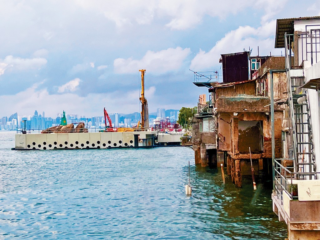 有居民指，馬環村20間「高腳屋」（圖右）欠海堤保護，令海浪可以湧入村造成水浸。