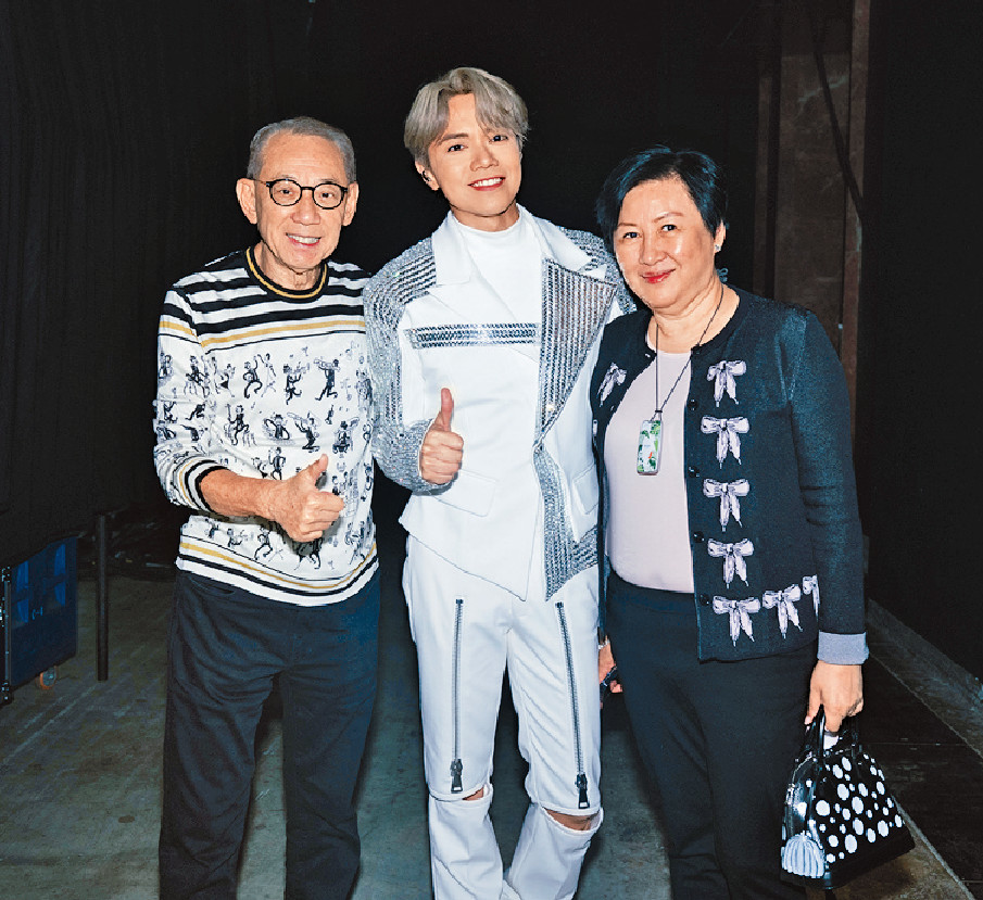 ■楊受成博士和太太捧軒仔場。