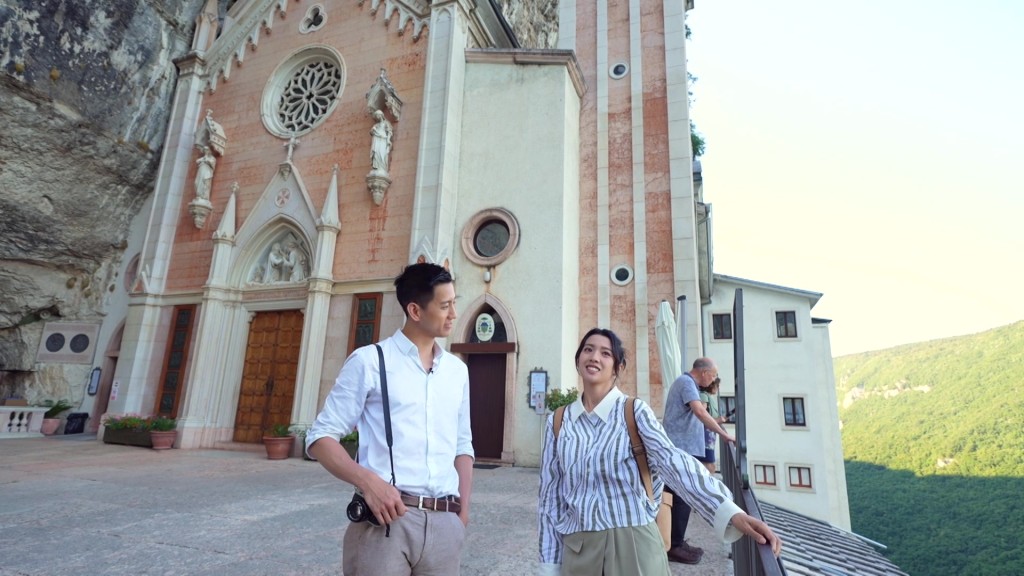 两人参观圣母卡罗纳圣殿。