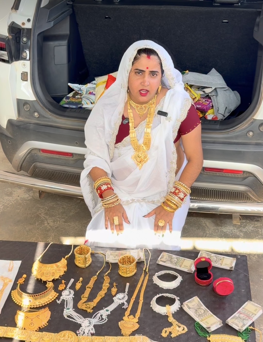 古賈經常拍片炫富。 Rachna Gurjar