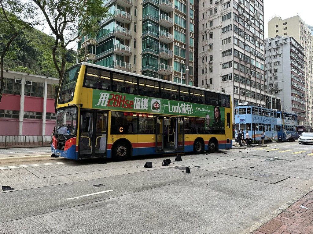 一輛城巴沿英皇道往鰂魚涌方向行駛,至北角官立小學對開時突然失控,撞毀路中兩支交通燈柱。網上圖片 一輛城巴沿英皇道往鰂魚涌方向行駛,至北角官立小學對開時突然失控,撞毀路中兩支交通燈柱。網上圖片