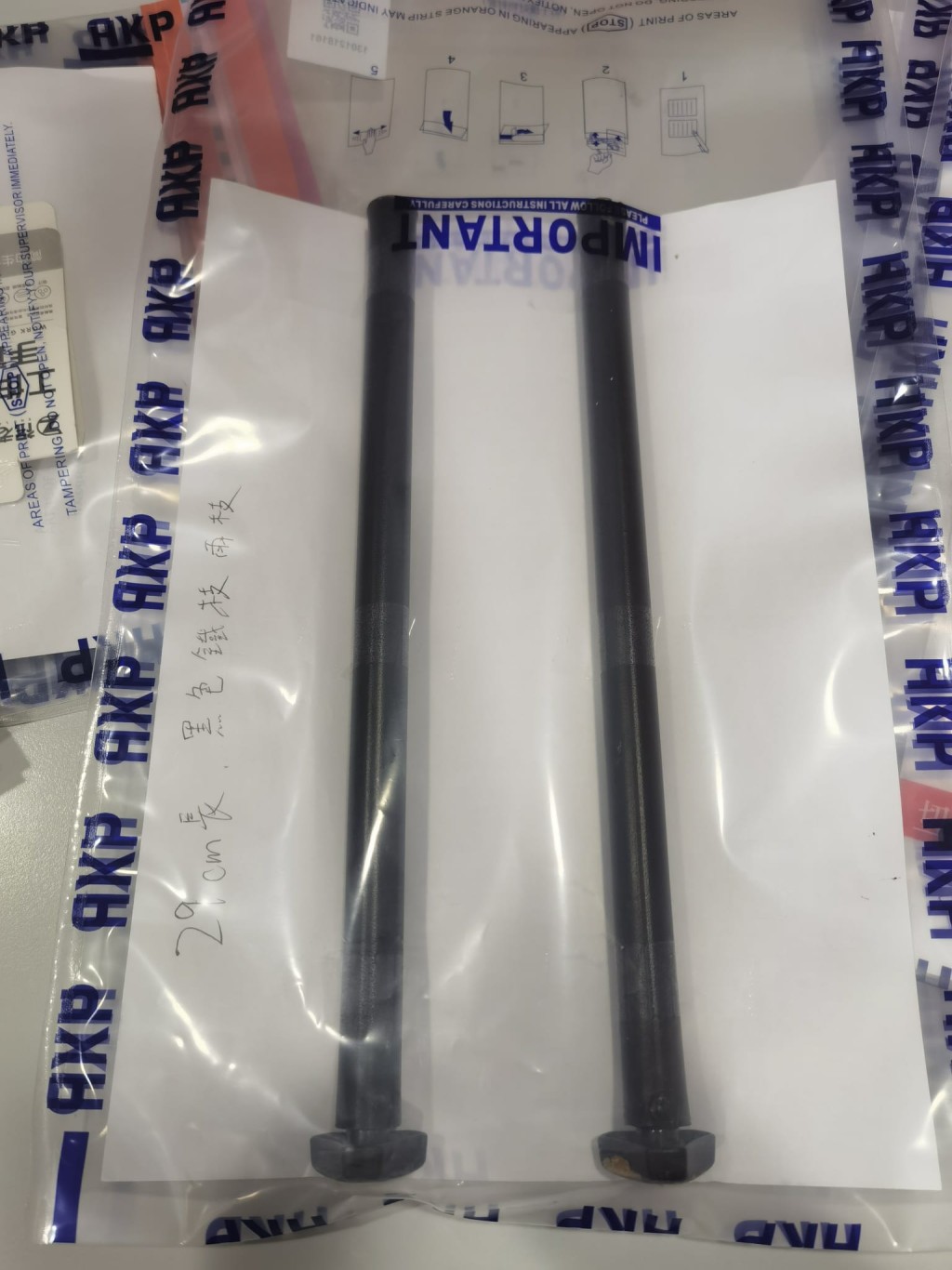 警方檢獲螺絲批、手套及鐵桿等爆竊工具。警方提供