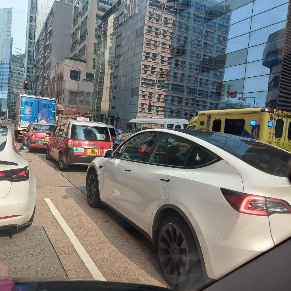 意外期間，現場交通受阻。