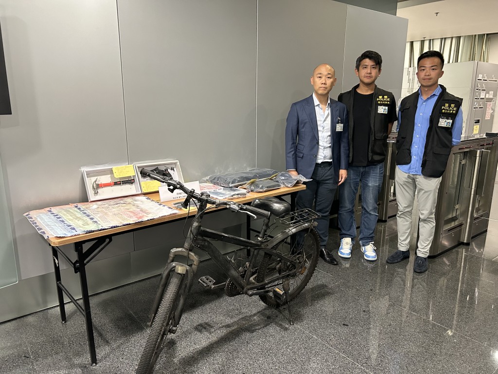 一名51歲男子手持氣槍及錘仔打劫東亞銀行灣仔分行。曾志恒攝 一名51歲男子手持氣槍及錘仔打劫東亞銀行灣仔分行。曾志恒攝