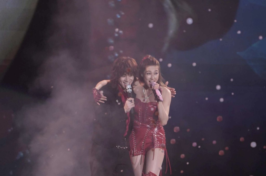 鍾嘉欣見到曾比特︰「好奇佢把攣髮係咪真，一見到佢就想親手摸下！」