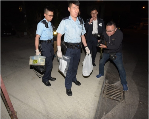 警方在現場檢走一些證物。