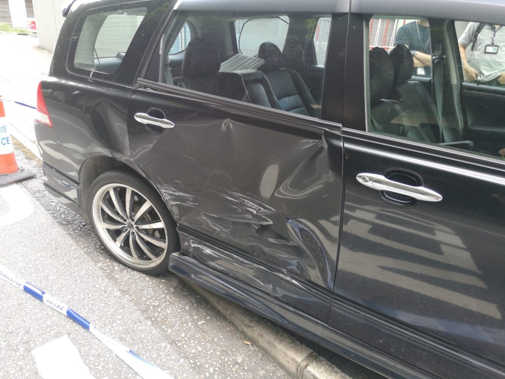 中午時份,一輛私家車遭多人持刀襲擊毀車。梁國峰攝