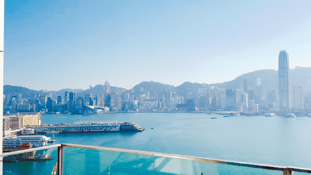 放盤對正香港招牌維港靚景，近望尖沙嘴天星碼頭，遠望對岸景色。