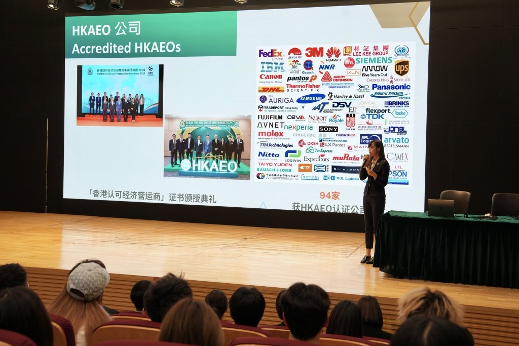 香港海關向參加者介紹「香港認可經濟營運商(AEO)計劃」及「跨境一鎖計劃」的特點、申請流程及優惠,讓有意投身與供應鏈相關行業的年青人認識海關便利商貿計劃。 香港海關向參加者介紹「香港認可經濟營運商(AEO)計劃」及「跨境一鎖計劃」的特點、申請流程及優惠,讓有意投身與供應鏈相關行業的年青人認識海關便利商貿計劃。