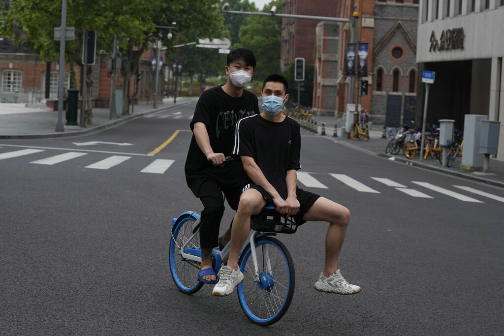 上海街頭出現了久違的人流。美聯社圖片
