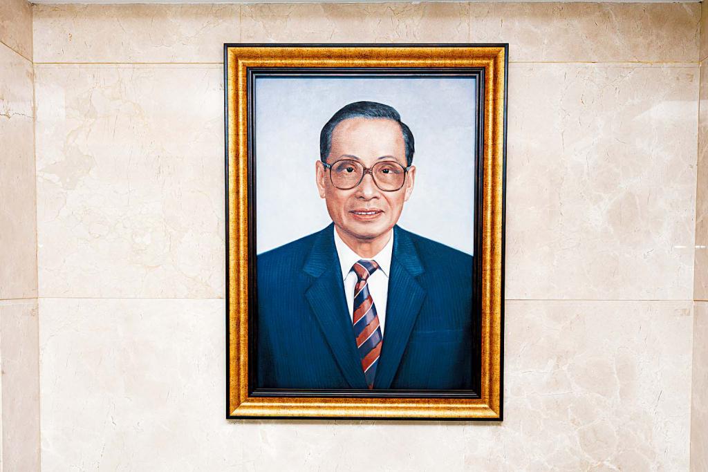  品牌創辦人陳銳錕中醫師於1964年懷着濟世救人的精神，在香港創辦了英吉利製藥廠。
