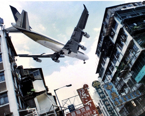 隨著啟德機場榮休，飛機在九龍城上空低飛的畫面亦成絕響。資料圖片
