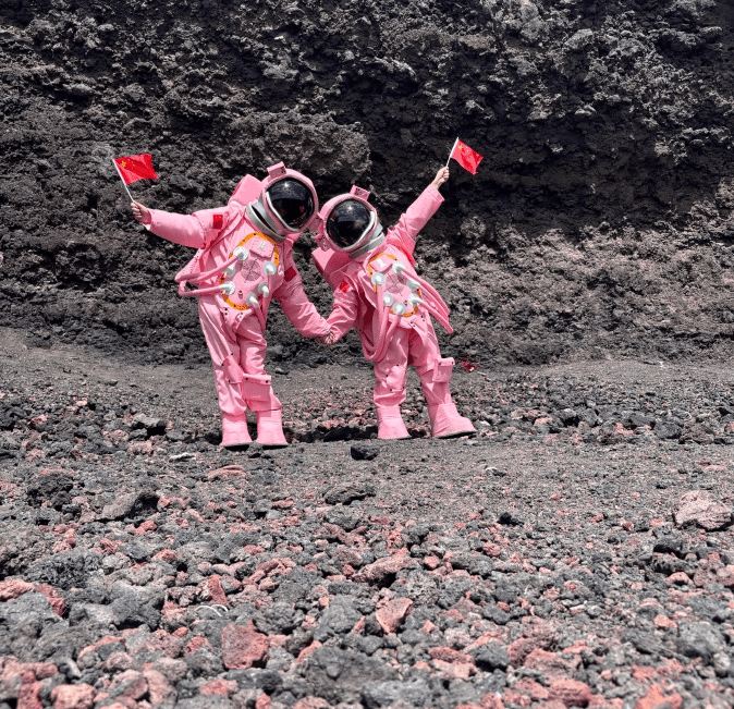 内蒙乌兰哈达火山地质公园似足外太空，引来大量“太空人”打卡。 微博