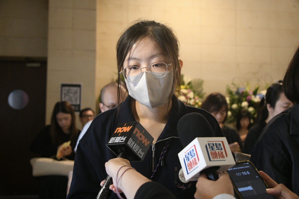 Shirley從沙田前來悼念,希望為能夠為遇難者帶來安慰。 Shirley從沙田前來悼念,希望為能夠為遇難者帶來安慰。