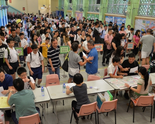 家長要將填妥的選校表格,交回子女就讀的小學,以便學校可於下月3日或之前送交教育局辦理。資料圖片