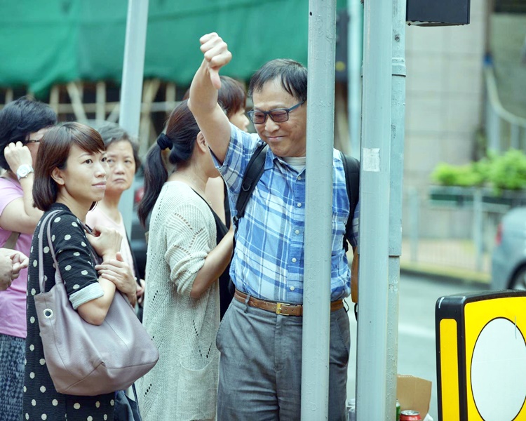 有街坊到場與學生爭論。