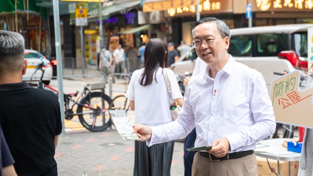 簡約公屋｜房屋局署理局長戴尚誠落區宣傳申請資訊 仔細解釋市民疑問。何永賢facebook圖片