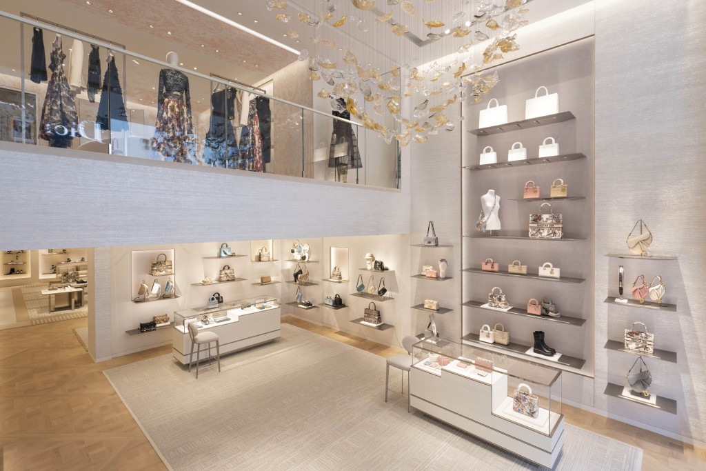 新店以粉白 、 灰色 及金色為主調，將巴黎蒙田大道 30 號總店的經典元素交織其中。