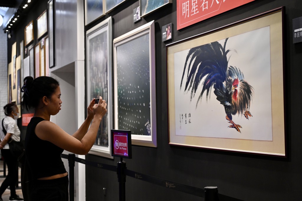 現場展出多幅名人藝術作品。