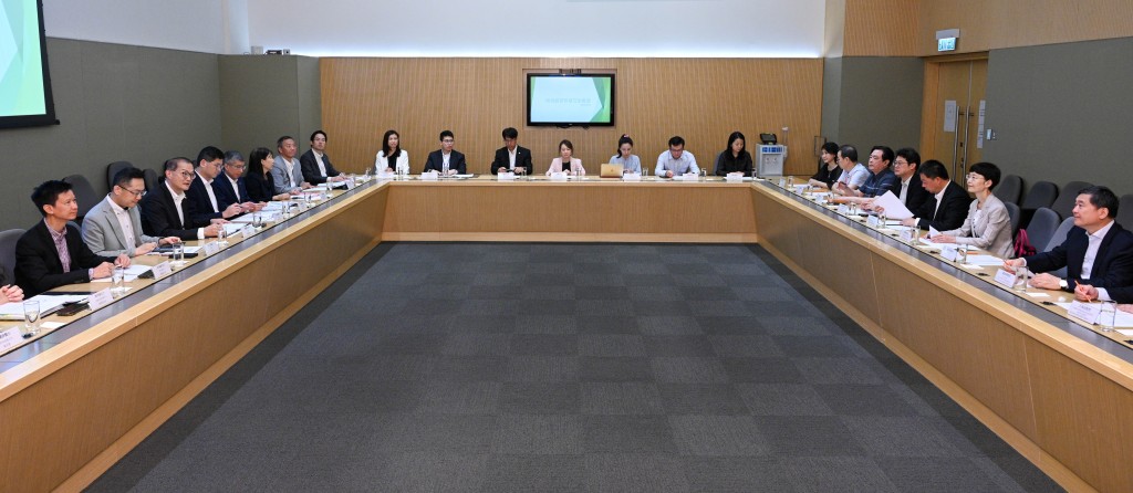 卢宠茂(左三)与国家衞健委医疗应急司司长郭燕红(右二)及其率领的代表团举行会议，就与内地器官移植领域合作开展交流和讨论。政府新闻处图片