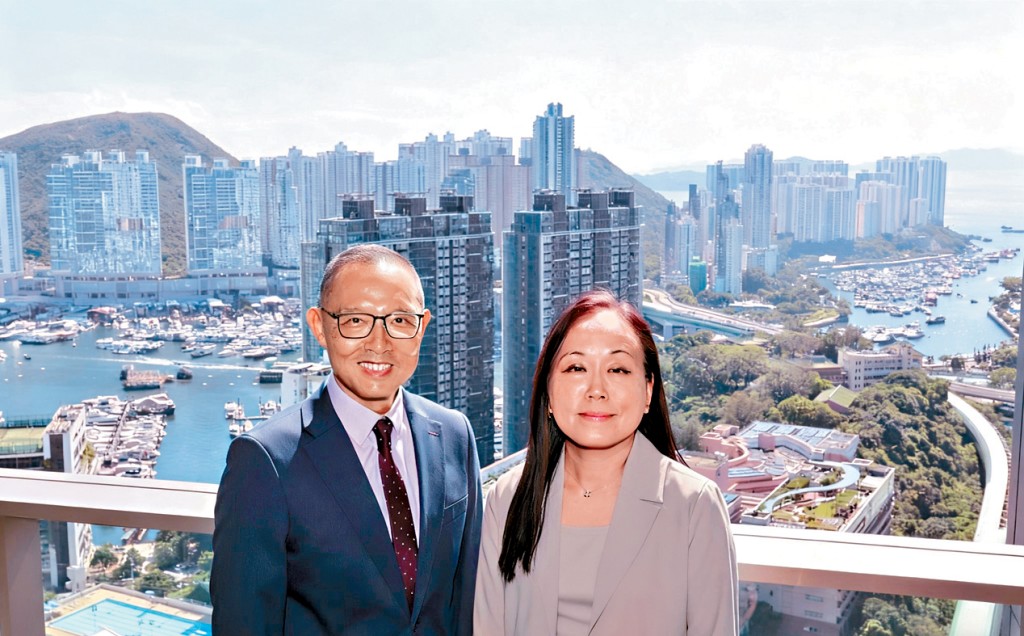 長實郭子威（左）表示，Blue Coast下周將調升4房意向價4%。旁為楊桂玲。