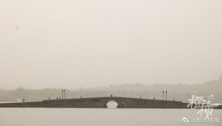 沙尘天气下的杭州西湖。