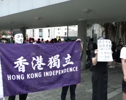 中环遮打花园有示威者聚集。港台截图