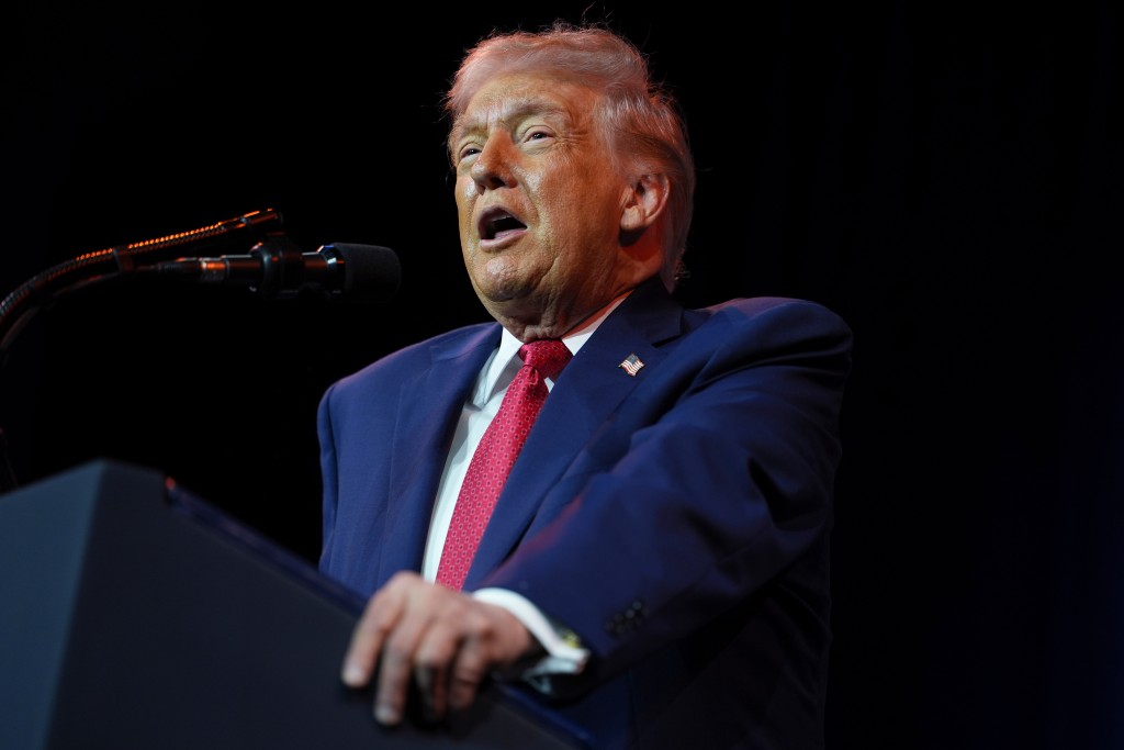 由於特朗普為得到格陵蘭島而一度宣稱將對歐洲8國加徵關稅，歐洲議會曾決定暫緩批准歐美貿易協議。美聯社