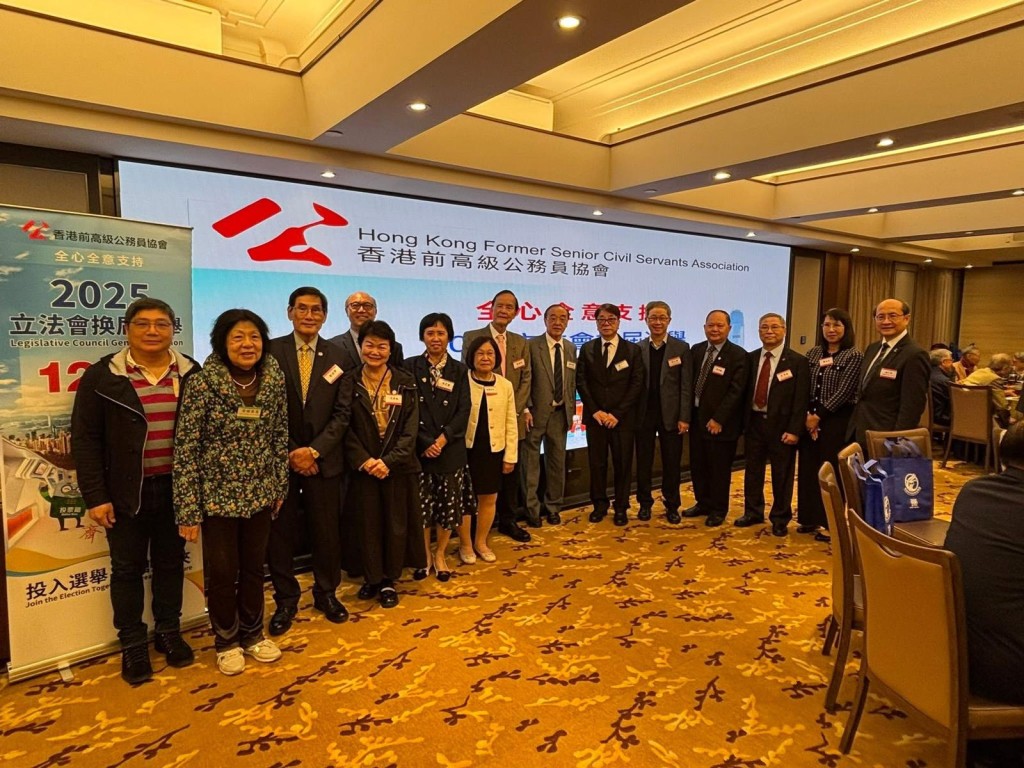 根據網上圖片，晚宴在香港中華總商會會址的中華軒舉行。