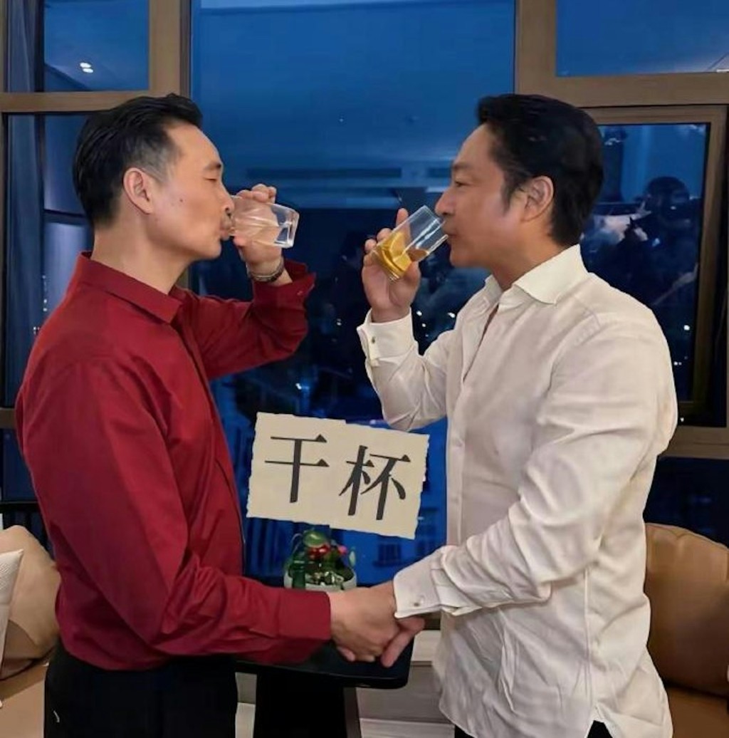 馬景濤與準外父有傾有講。 馬景濤與準外父有傾有講。