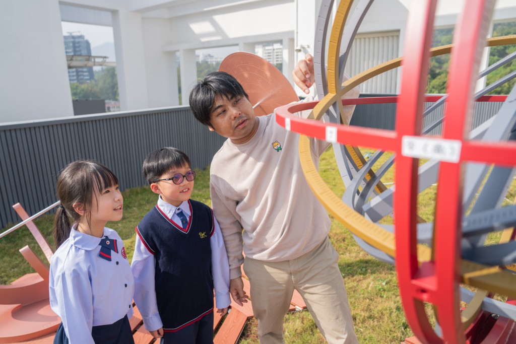 钟Sir指导学生进行户外观测，实践其主张亲身体验的教学理念。（图片来源：《亲子王》）
