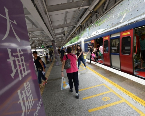 一列北行的列車駛至大埔墟站時傳出一聲巨響。資料圖片