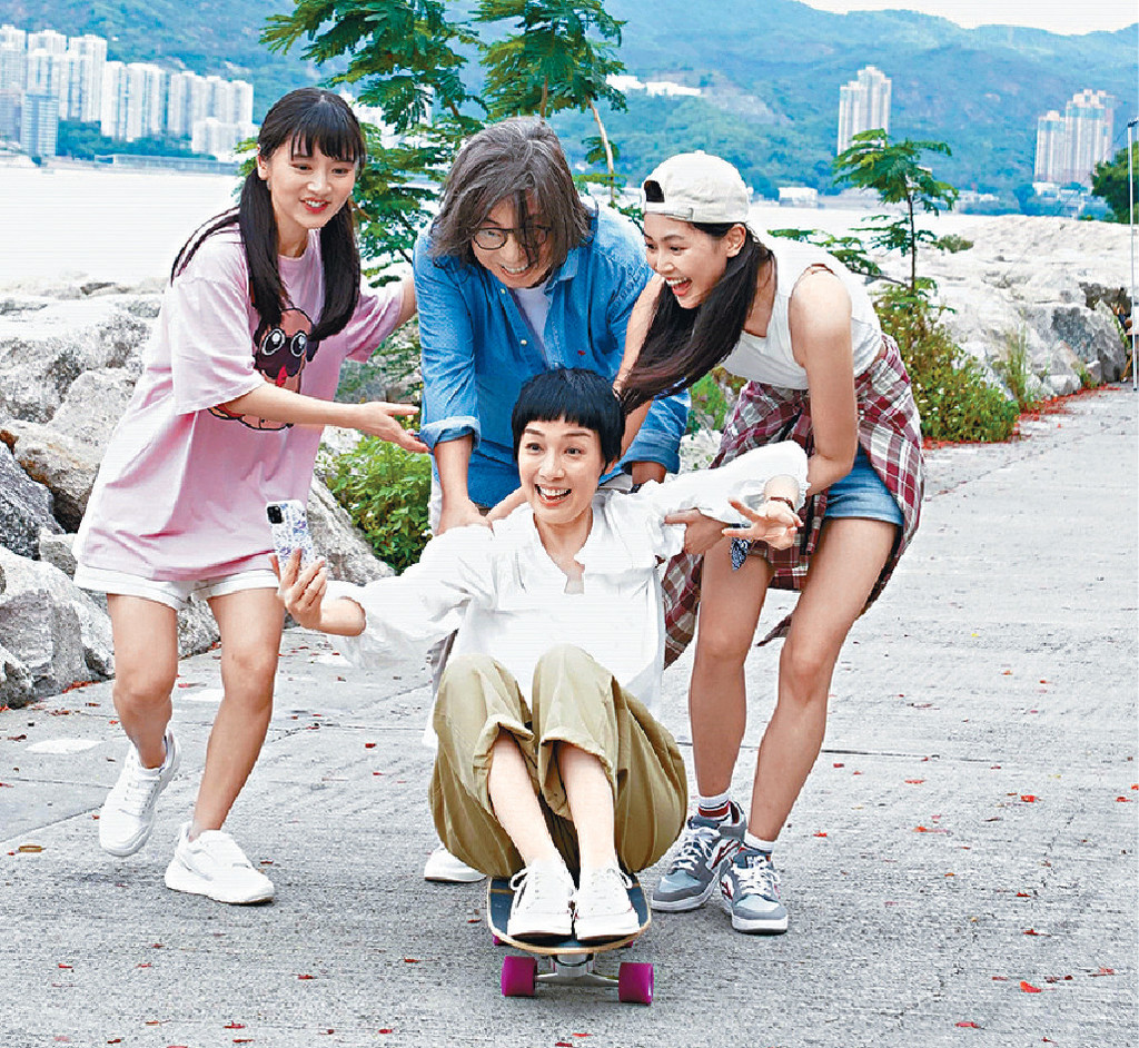 開心合作■林敏驄、江美儀、郭柏妍、羅毓儀合作愉快,美儀大讚兩女好乖,承諾會畀佢哋大利是。 開心合作■林敏驄、江美儀、郭柏妍、羅毓儀合作愉快,美儀大讚兩女好乖,承諾會畀佢哋大利是。