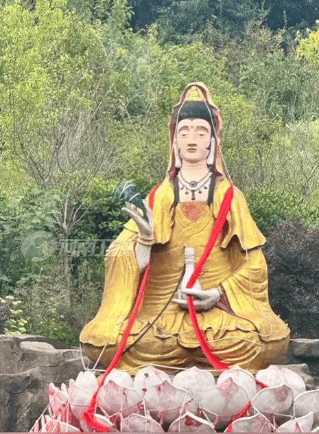 四川大叔花16年耗¥2千万打造“忆西游”主题公园，魔性雕塑惹追捧。21世纪经济网/腾讯网