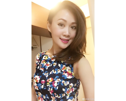 47歲的梁小冰駐顏有術。