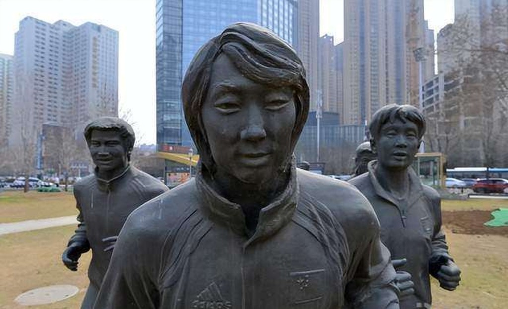 李鐵原本在瀋陽五里河體育場的雕像。