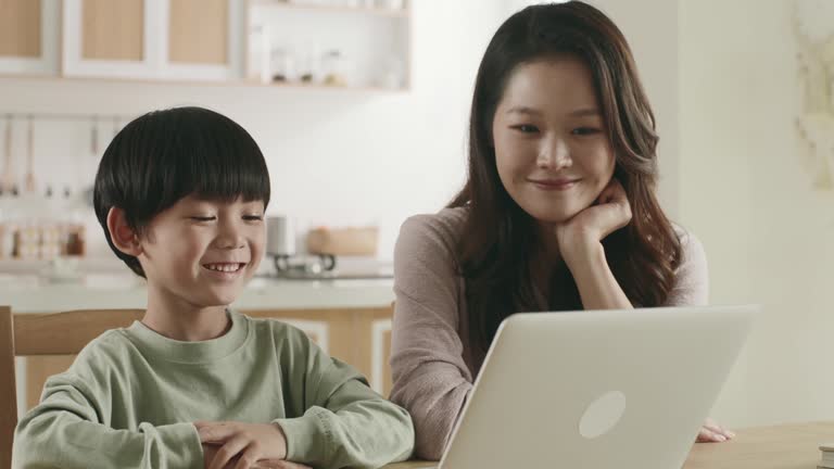 臥蠶位可以有黑眼圈，但是不能有癦，如果有癦就代表你沒子女或子女宮出問題。