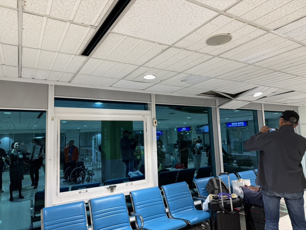 桃園機場侯機室假天花鋼架掉落。Threads @ Lifetour_ 圖片