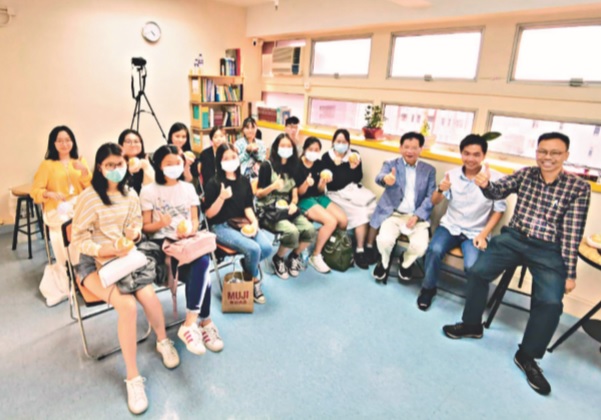 「中史DSE亮星星導航計畫」第一課上周六在國史教育中心(香港)油麻地分部正式上課,學員每人獲贈一個由中心送出的水果,寓意DSE摘取好成果。